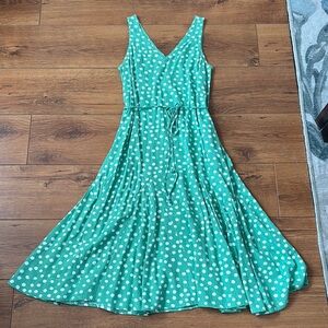 Green Midi Sundress with Pleated Skirt and V-Neck for Casual Wear
